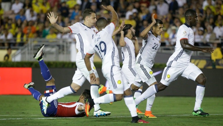 Jugadores de Colombia festejan en partido contra Paraguay