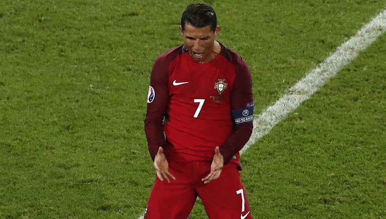 Cristiano Ronaldo se lamenta tras fallar penalti contra Austria