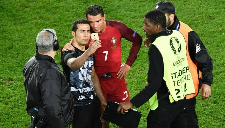 CR7 tomándose una selfie con un aficionado en la Euro