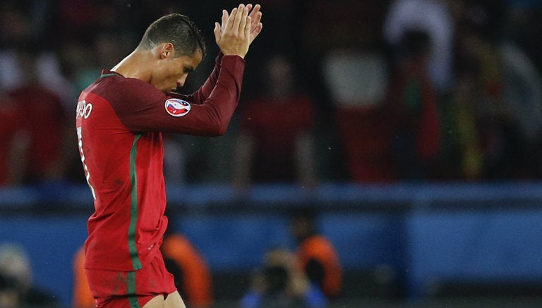 Cristiano Ronaldo aplaude en juego contra Austria