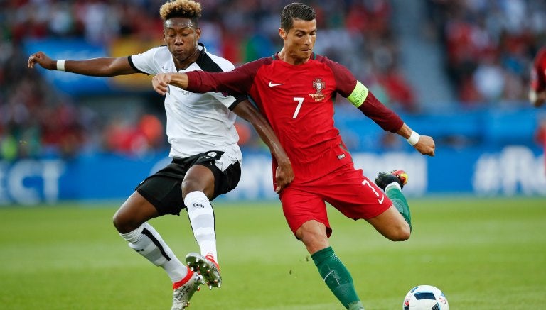 Alaba pelea el esférico con Cristiano Ronaldo en la Euro