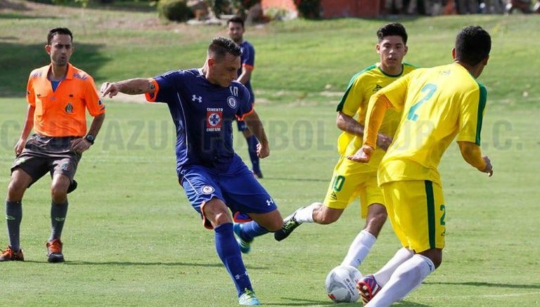 Chaco Giménez controla un balón en el duelo amistoso contra Colima