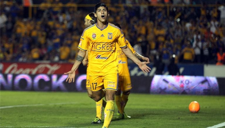 Alan Pulido celebra un gol con Tigres