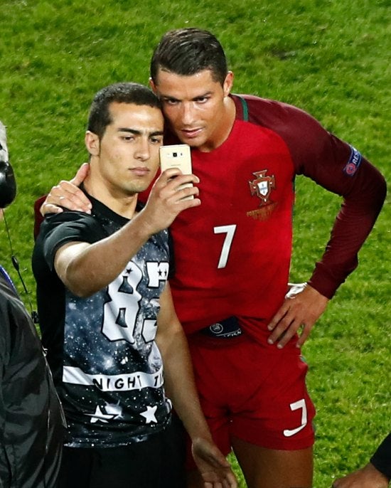 Cristiano, posando para la fotografía con un fanático 