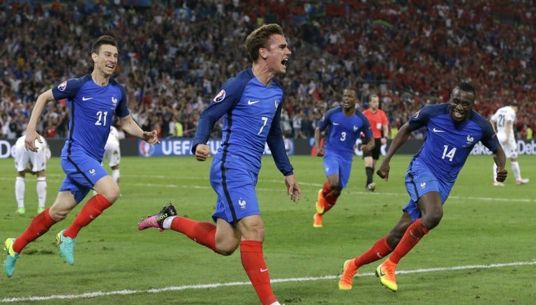 Los jugadores de Francia celebran el primer gol frente a Albania