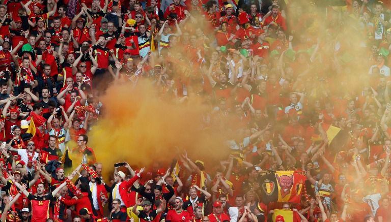 Aficionados de Belgica dentro del Estadio Matmut Atlantique