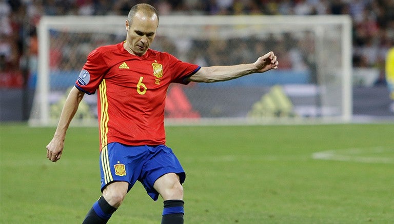 Iniesta envía un pase en partido de la Euro