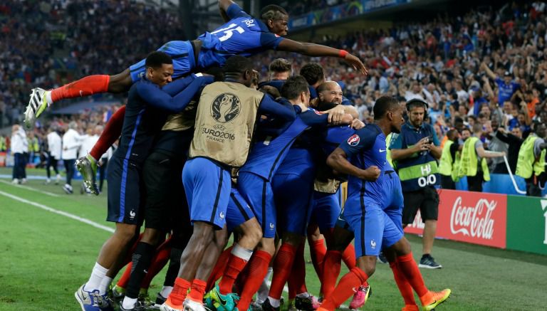 Jugadores franceses celebran uno de sus goles frente a Albania