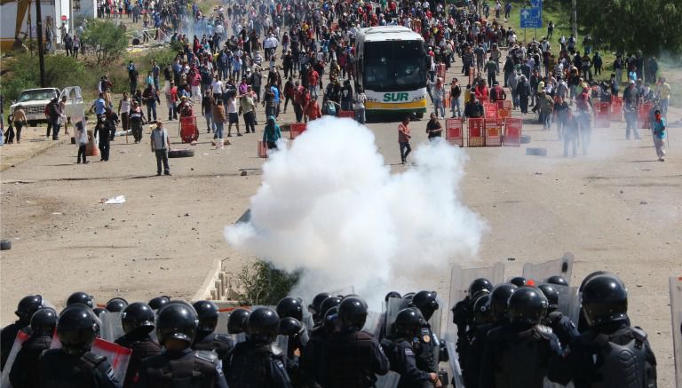 Enfrentamiento entre policías y profesores de la CNTE en Oaxaca