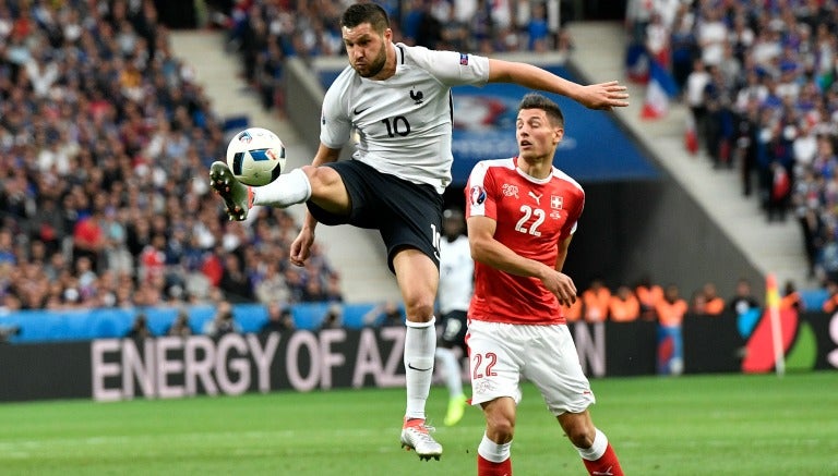 Gignac baja el esférico de manera soberbia vs Suiza