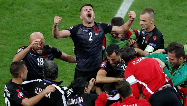 Los jugadores de Albania celebran el gol contra Rumania