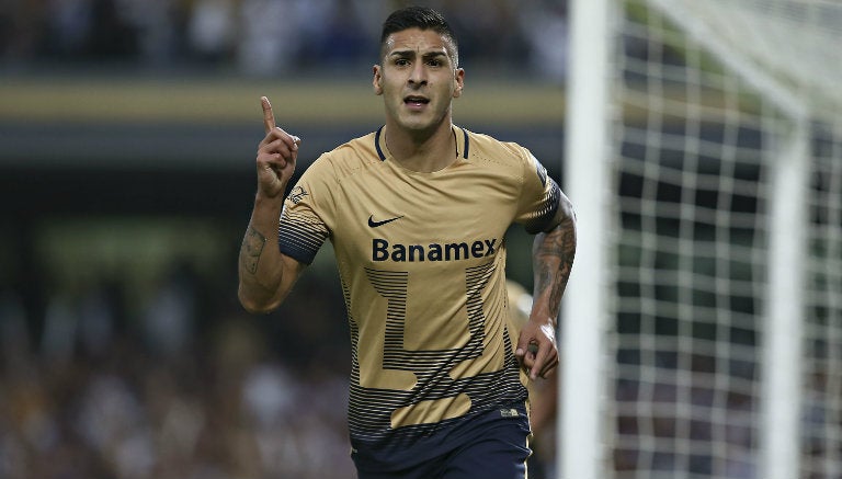 Ismael Sosa celebra una anotación con Pumas