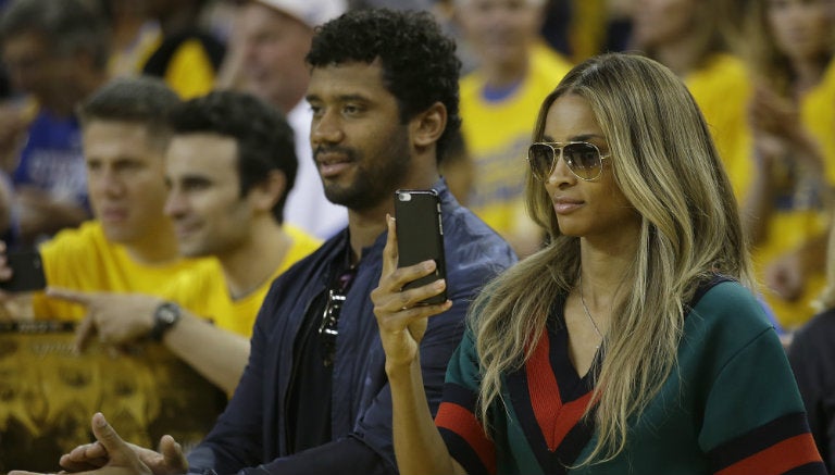 Russell Wilson observa juego entre Cavs y Warriors