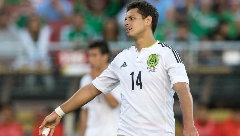 Chicharito lamentando una acción del Tri en CA