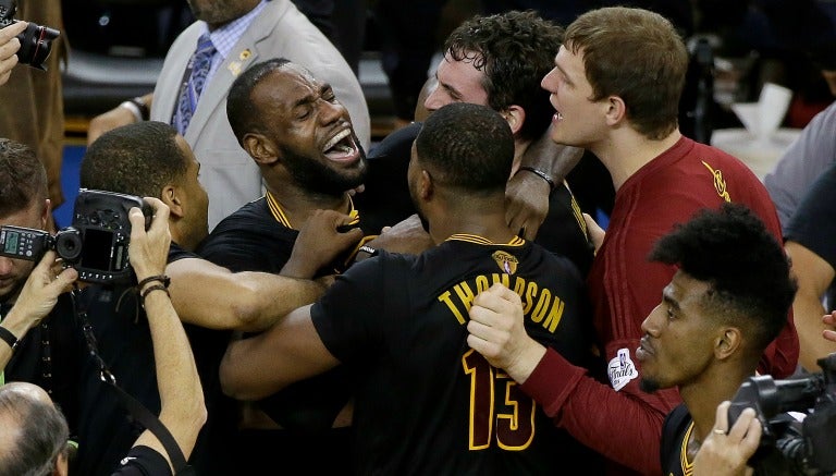 LeBron James festeja junto a sus compañeros el título de Cleveland