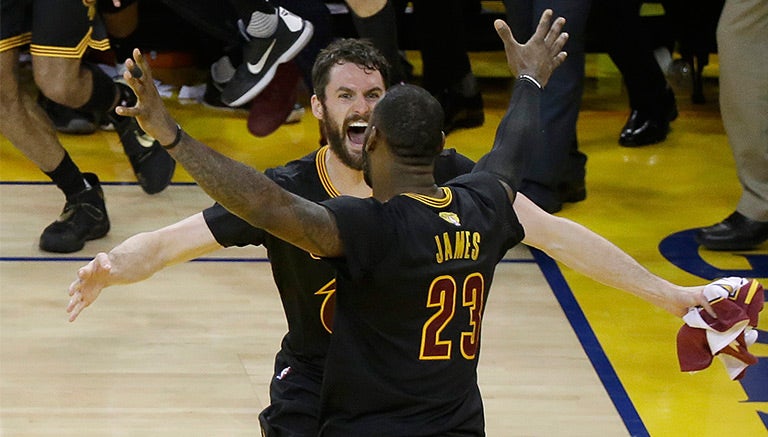 LeBron festeja el triunfo en el séptimo partido