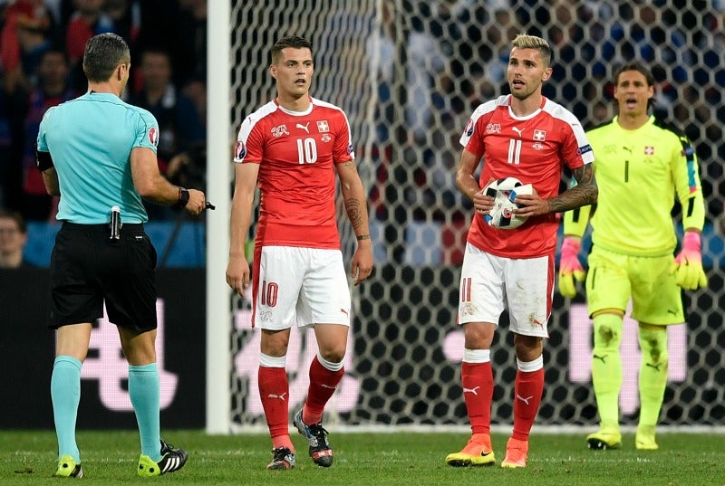 Valon Behrami con el balón ponchado