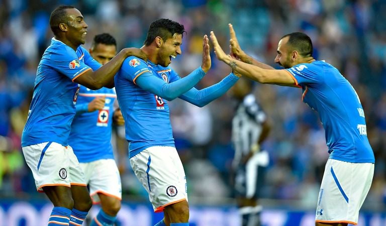 Jorge Benítez, celebra un gol junto a sus compañeros de Cruz Azul