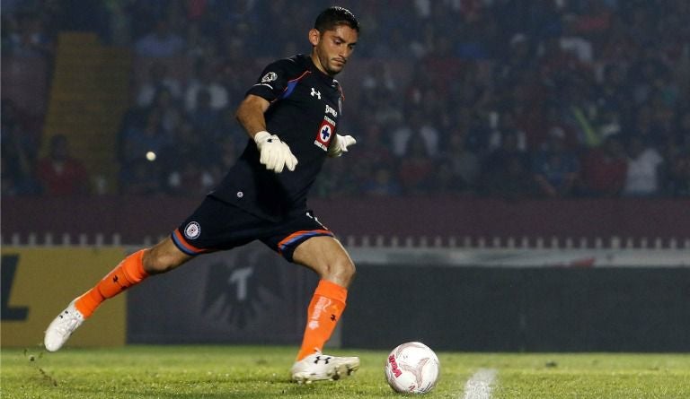 Jesús Corona despeja el esférico durante un partido del C2016