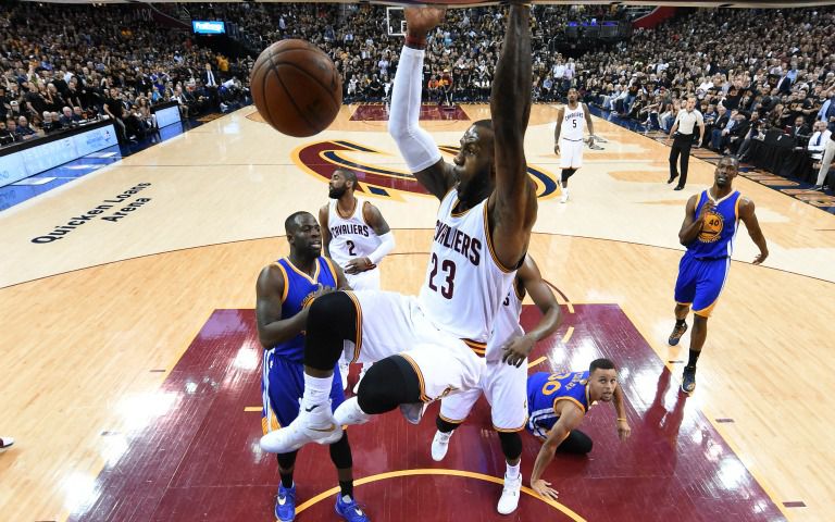 LeBron James cuelga de la canasta durante el juego 6 de Las Finales