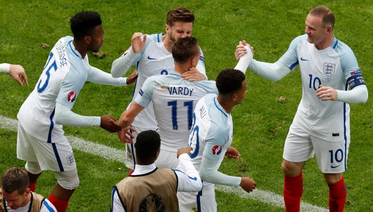 Los jugadores de Inglaterra celebran uno de los goles frente a Gales