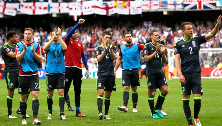 Los jugadores de Gales agradecen a su afición tras caer con Inglaterra