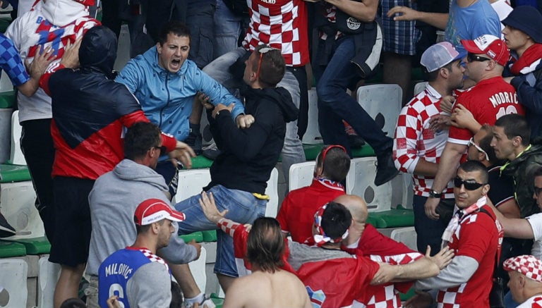 Aficionados de Croacia se pelean en las gradas 