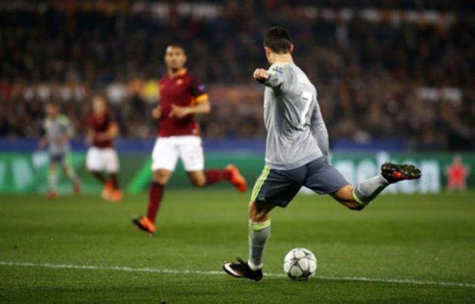 Cristiano Ronaldo dispara al arco contra AS Roma