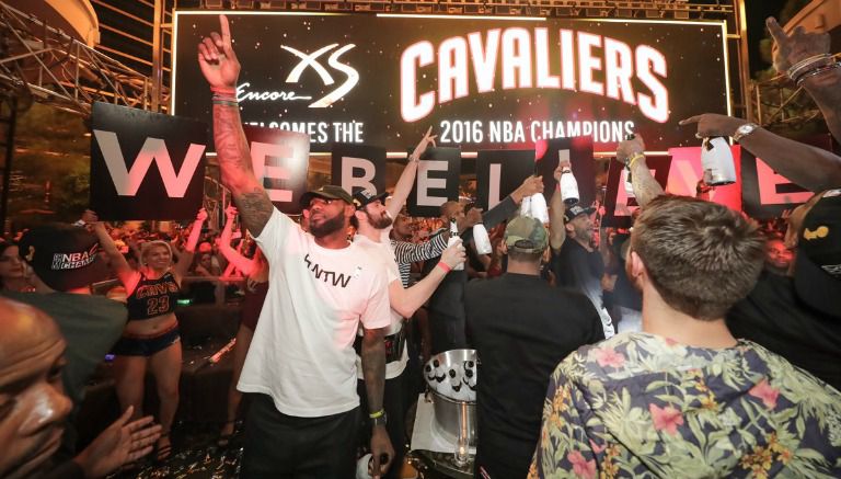 LeBron James y jugadores de los Cavs celebran el título en Las Vegas