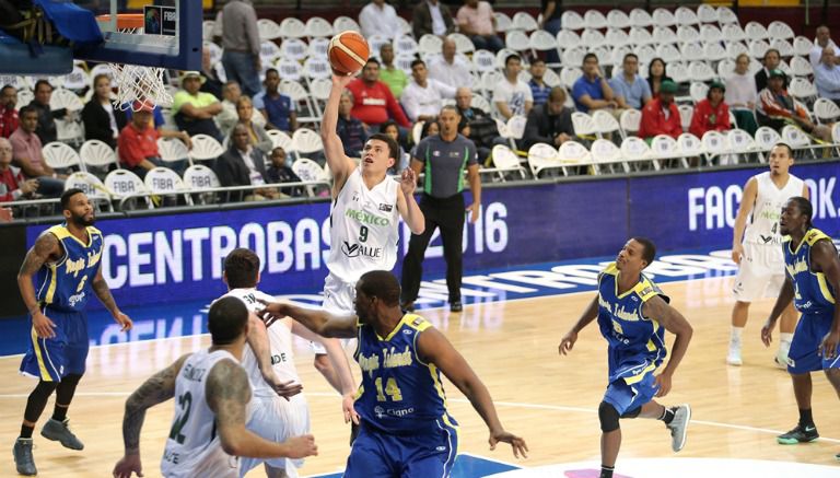 Francisco Cruz intenta clavar el balón en la canasta