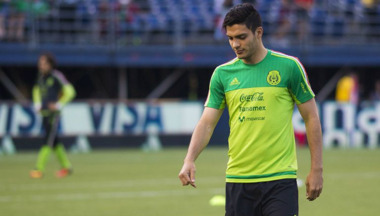 Raúl Jiménez en un calentamiento con la Selección Mexicana