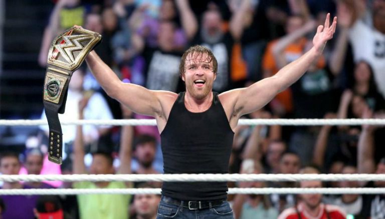 Dean Ambrose posa con el título