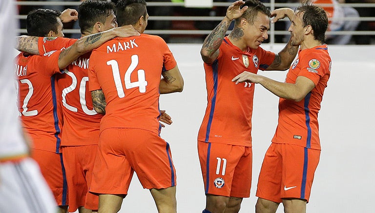 Jugadores chilenos festejan un gol contra México