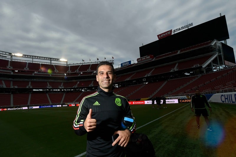 Rafa Márquez saluda en el último entrenamiento del Tri en Copa América