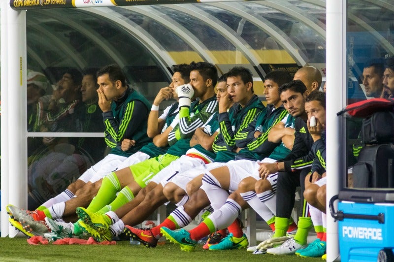 Los jugadores de la banca de México ven el partido contra Chile