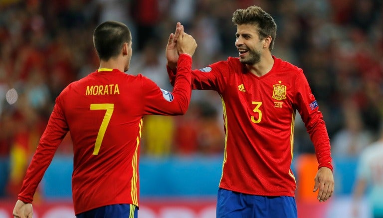 Piqué festeja con Morata el triunfo frente a Turquía