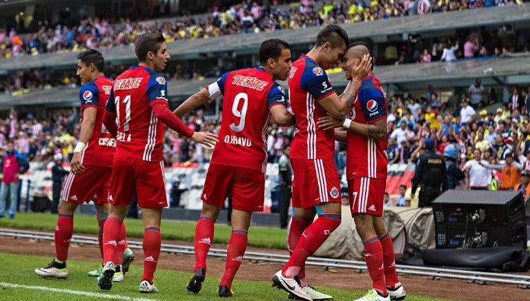 Los elementos de Chivas festejan un gol en el Clásico Nacional