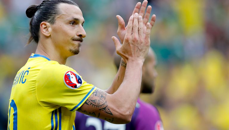 Zlatan Ibrahimovic aplaude en juego de la Euro