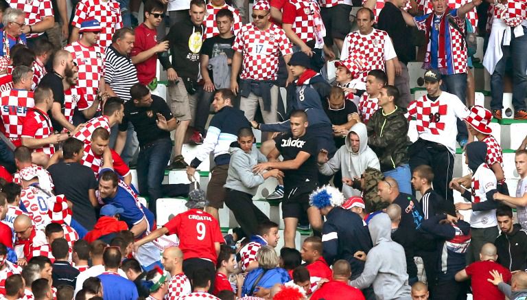 Aficionados croatas durante una pelea en pleno partido de la Euro