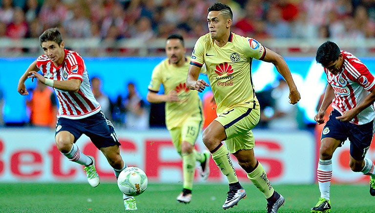 Andrés Andrade conduce el balón en juego contra Chivas 