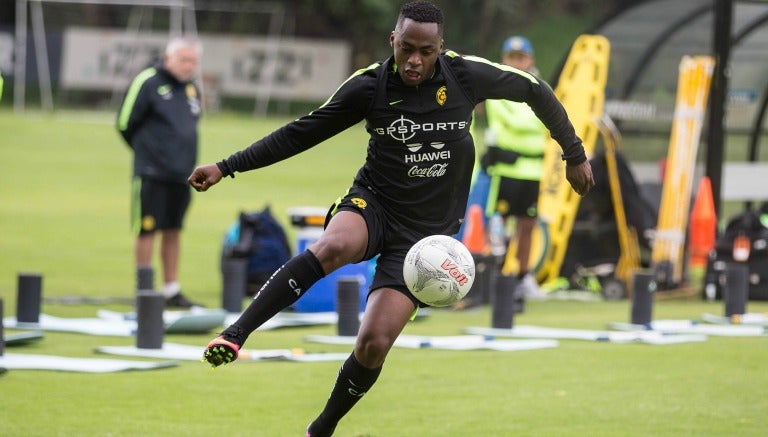 Renato Ibarra, entrenando con las Águilas del América