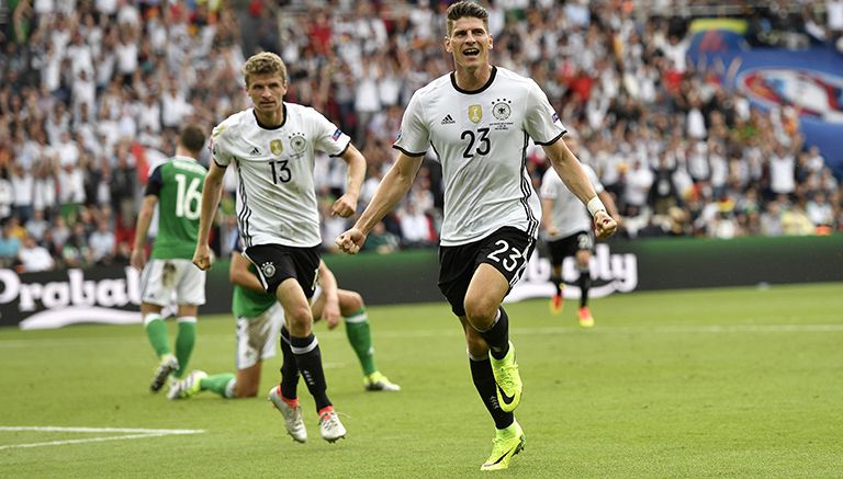 Mario Gómez celebra el gol del triunfo de Alemania