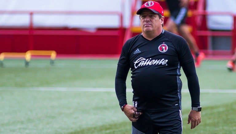 Piojo Herrera observa el entrenamiento de los Xolos 