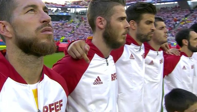 Piqué muestra el dedo medio durante el himno nacional español