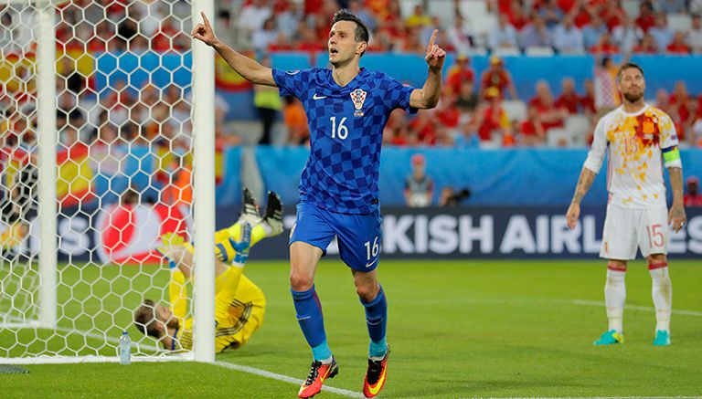 Nikola Kalinic celebra tras marcar el gol del empate contra España