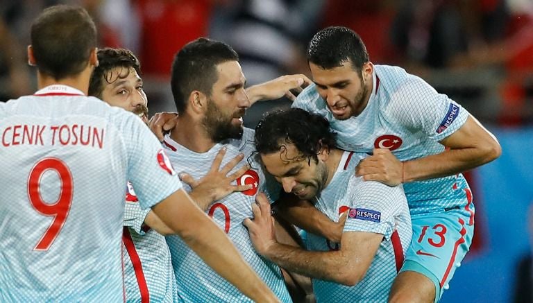 Jugadores de Turquía celebran uno de los goles contra los checos