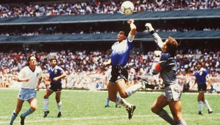 Diego Maradona se eleva para desviar el balón con la mano en el memorable partido entre Argentina e Inglaterra de México 86