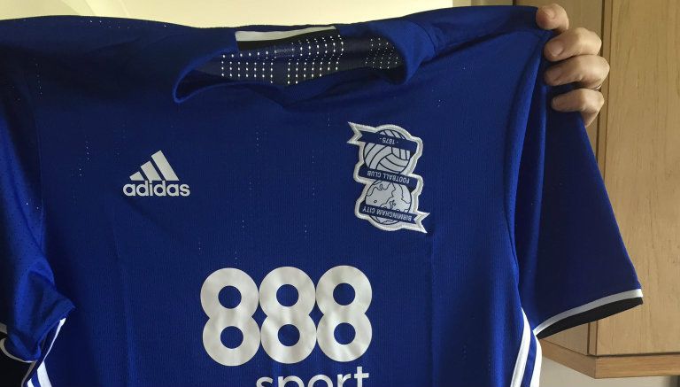 Camiseta del Birmingham City con el escudo al revés