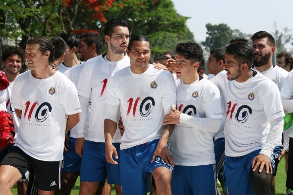 Los jugadores de Chivas festejan el 110 aniversario