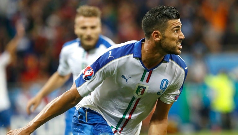 Graziano Pellé celebra un gol con Italia